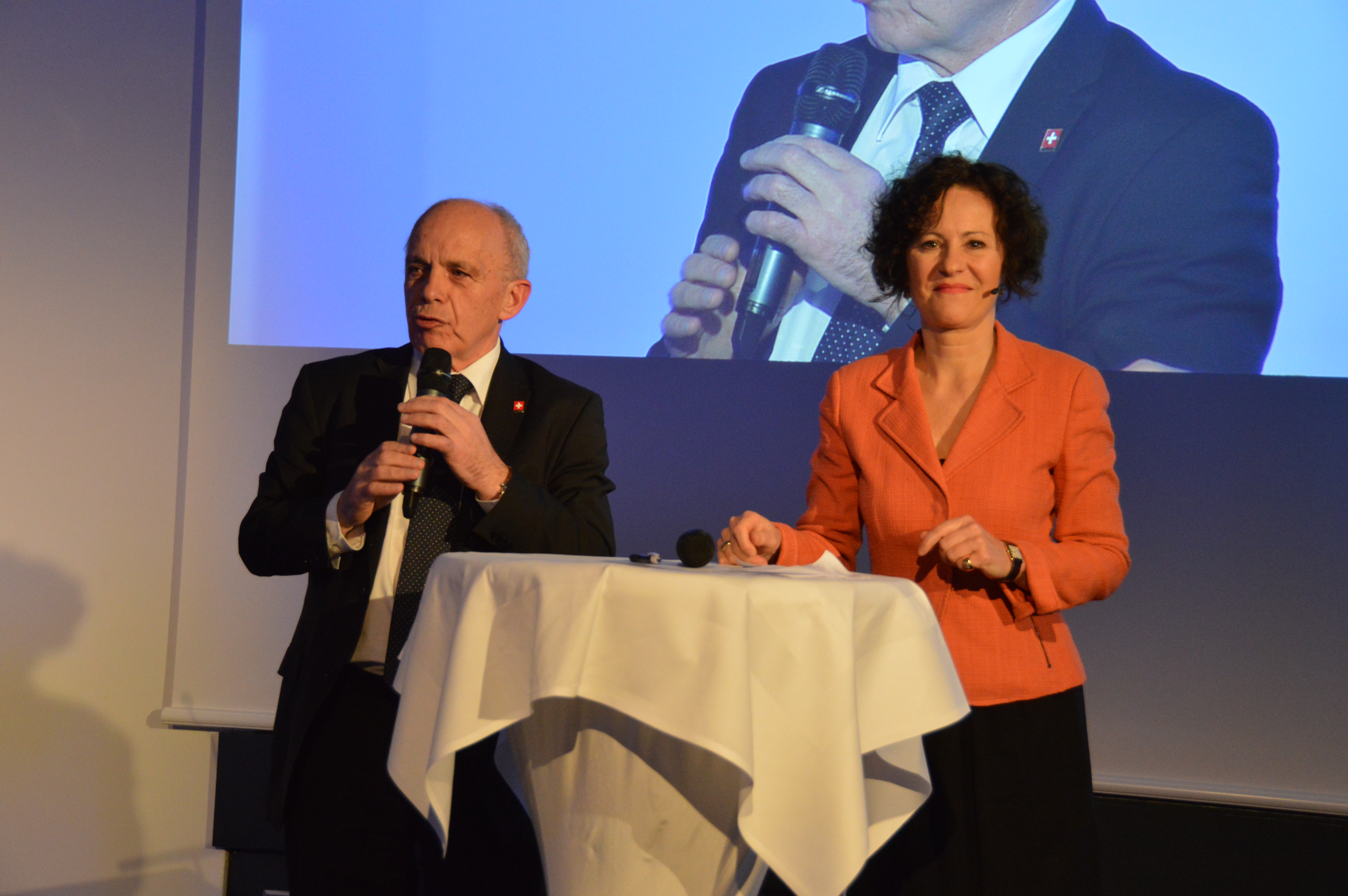 Bundesrat Ueli Maurer im Gespräch mit Beatrice Müller